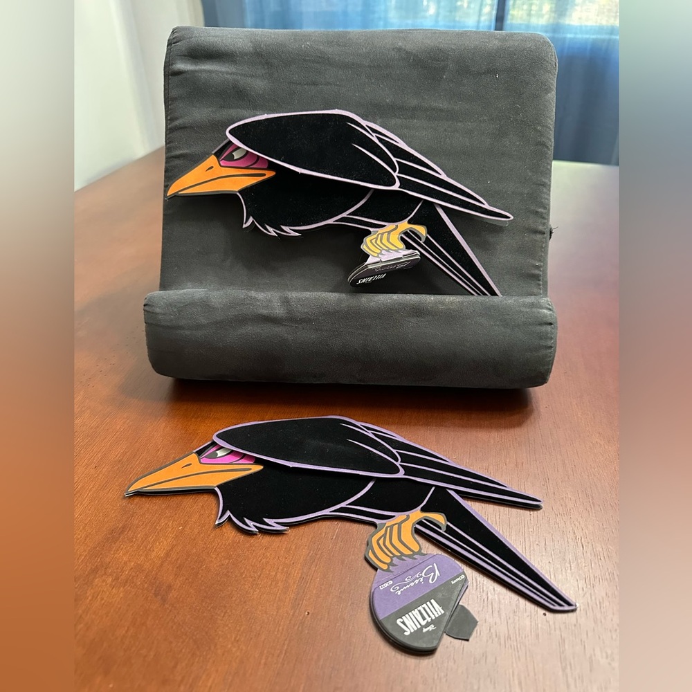 Disney D23 Expo 2022 Besame Raven Magnet Shoulder Pet